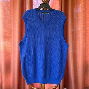 Men’s sleeveless vest by Robert Trent Jones. Great condition!